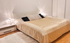 Modern & Cozy Apartment Near Hockey & Football Arena